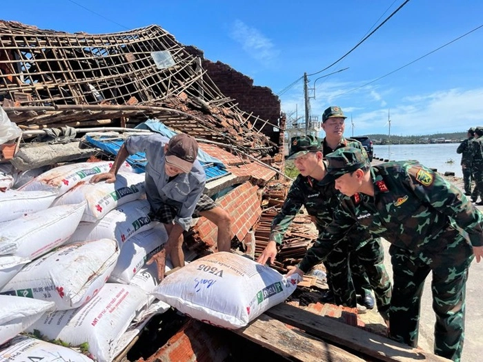 Bao-Kalmaegi-can-quet-mien-Trung-suy-yeu-thanh-vung-ap-thap-4.webp Bão Kalmaegi càn quét miền Trung suy yếu thành vùng áp thấp