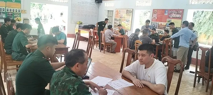 tiep-nhan-15-cong-dan-viet-tu-campuchia-ba-nguoi-nghi-bi-lua-ban-2_11zon.webp Tiếp nhận 15 công dân Việt từ Campuchia, ba người nghi bị lừa bán