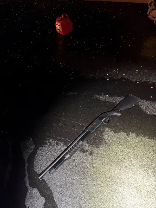 Đặc vụ bắn hạ thanh ni&ecirc;n c&oacute; s&uacute;ng x&acirc;m nhập dinh thự của Trump