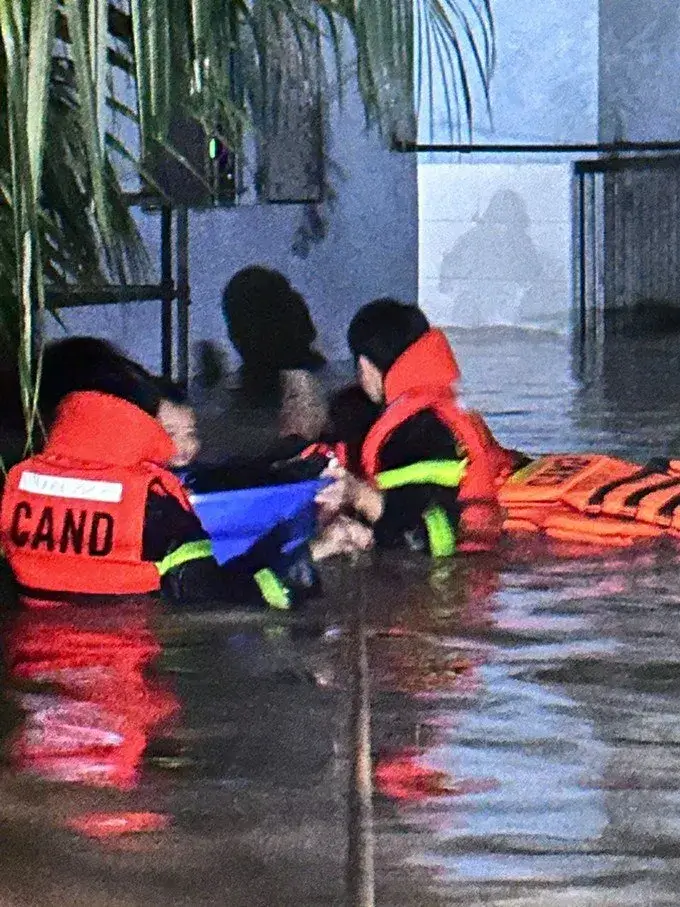 giai-cuu-hang-tram-nguoi-tai-khu-vuc-ngap-sau-o-tphcm-2_11zon.webp Giải cứu hàng trăm người tại khu vực ngập sâu ở TP. HCM