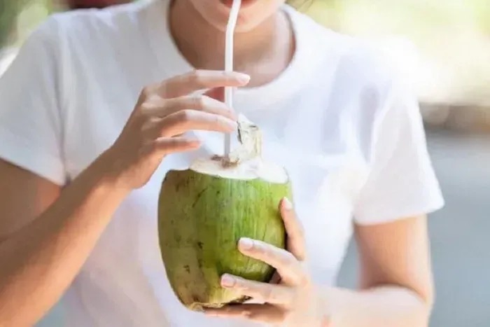 Nước dừa c&oacute; lợi cho sức khỏe, những ai cần lưu &yacute; khi uống? 