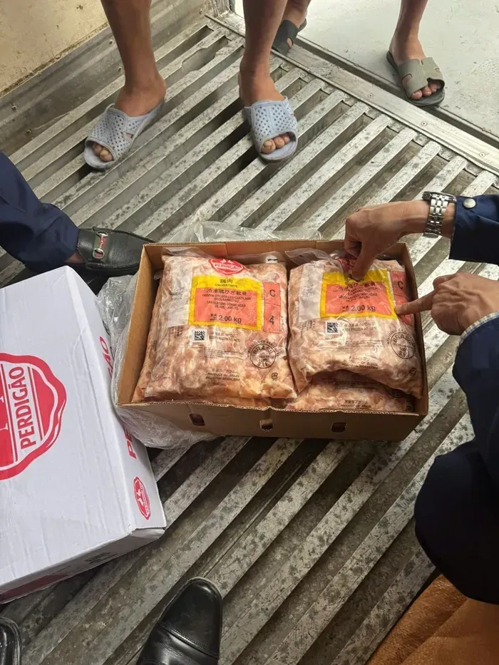 H&agrave; Nội ph&aacute;t hiện h&agrave;ng tấn sụn g&agrave;, trứng non kh&ocirc;ng r&otilde; nguồn gốc 