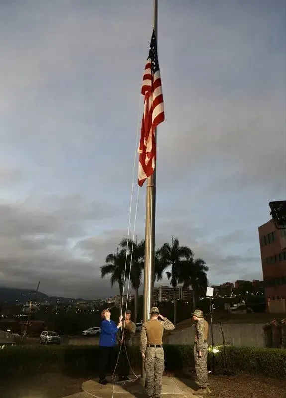 Đại sứ quán Hoa Kỳ tại Venezuela treo lại cờ sau 7 năm gián đoạn quan hệ Đại sứ quán Hoa Kỳ tại Venezuela treo lại cờ sau 7 năm gián đoạn quan hệ