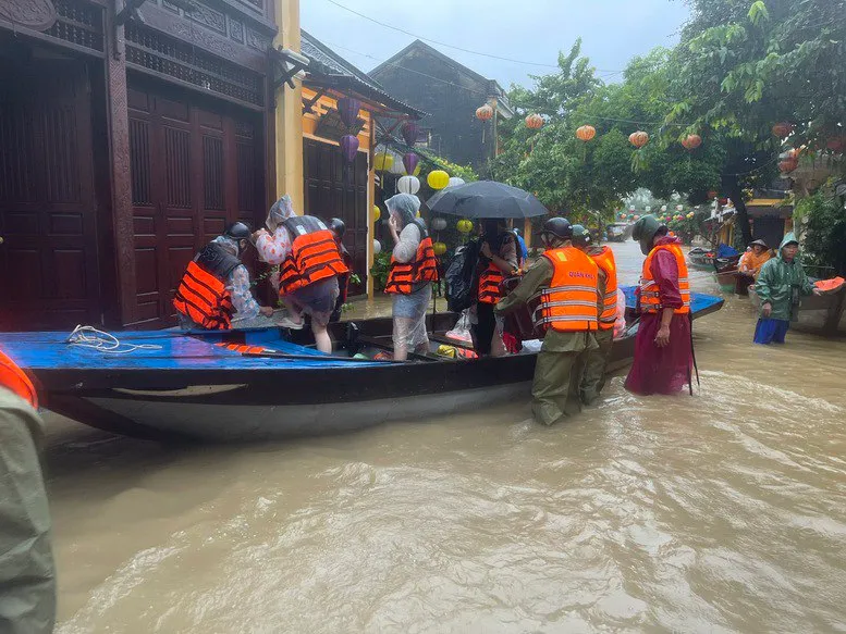 mua-lu-bua-vay-nhieu-noi-o-hue-va-da-nang-4_11zon.webp Mưa lũ bủa vây nhiều nơi ở Huế và Đà Nẵng