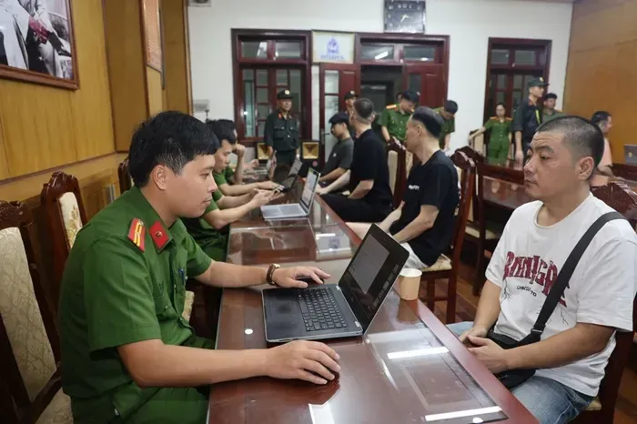 viet-nam-ban-giao-8-doi-tuong-bi-interpol-truy-na-do-cho-han-quoc-2.webp Việt Nam bàn giao 8 đối tượng bị Interpol truy nã đỏ cho Hàn Quốc