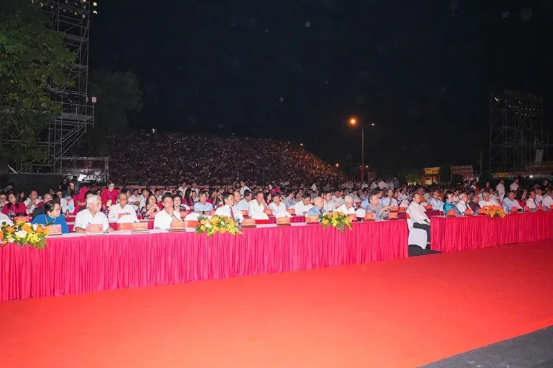 Chủ tịch Quốc hội tham dự khai hội mùa thu Côn Sơn Chủ tịch Quốc hội tham dự khai hội mùa thu Côn Sơn