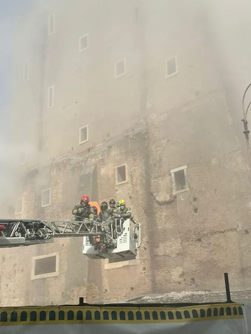 thap-co-o-rome-sap-khi-dang-trung-tu-de-chet-cong-nhan-1_11zon.webp Tháp cổ ở Rome sập khi đang trùng tu đè chết công nhân