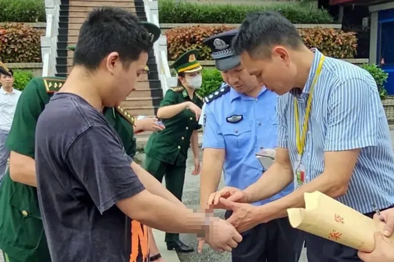 Công dân Trung Quốc bị Interpol truy nã, sa lưới tại Việt Nam Công dân Trung Quốc bị Interpol truy nã, sa lưới tại Việt Nam