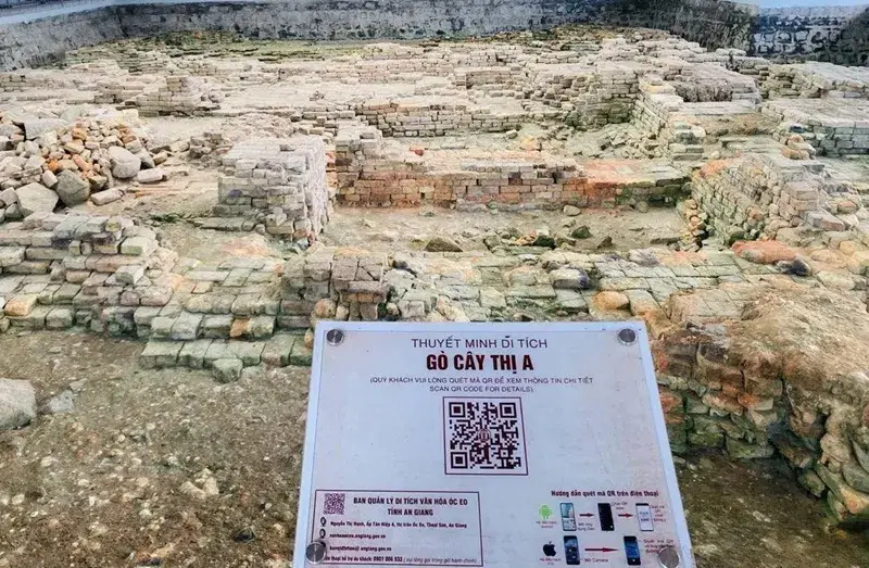 Theo bài viết Cổng Thông tin điện tử Chính phủ đăng tải ngày 29/9/2025, khu di tích khảo cổ và kiến trúc nghệ thuật Óc Eo - Ba Thê nằm tại thị trấn Óc Eo, huyện Thoại Sơn, tỉnh An Giang (cũ), có tổng diện tích quy hoạch bảo tồn khoảng 433,1 ha. Trong đó, khu vực sườn, chân núi Ba Thê (khu A) chiếm 143,9 ha, còn lại là cánh đồng Óc Eo (khu B) với diện tích 289,3 ha. Dẫn nghiên cứu “Một số thông tin về văn hóa Óc Eo” của Bảo tàng lịch sử Việt Nam, đăng trên Tạp chí Di sản Văn hóa số 2 (11) năm 2005, văn hóa Óc Eo là hiện tượng văn hóa - khảo cổ học lớn, gắn liền đất đai, con người vùng hạ lưu sông Mê Kông. Nền văn hóa này đồng thời có mối quan hệ mật thiết với lịch sử Đông Nam Á cổ đại. Văn hóa Óc Eo được biết đến rộng rãi sau cuộc khai quật năm 1944 tại cánh đồng Óc Eo (An Giang), do nhà khảo cổ học người Pháp Louis Malleret chủ trì.   Khu di tích khảo cổ và kiến trúc nghệ thuật Óc Eo - Ba Thê nằm tại thị trấn Óc Eo, huyện Thoại Sơn, tỉnh An Giang (cũ). Nguồn: Cổng Thông tin điện tử Chính phủ   Văn hóa Óc Eo được biết đến rộng rãi sau cuộc khai quật năm 1944 tại cánh đồng Óc Eo (An Giang), do nhà khảo cổ học người Pháp Louis Malleret chủ trì. Nguồn: Bộ Văn hóa, Thể thao và Du lịch Việt Nam  Cuộc khai quật trên đã cung cấp thêm nhiều thông tin về khu di tích nằm tại tỉnh An Giang. Núi Ba Thê là đỉnh cao nhất ở nhóm núi thành tạo từ hoa cương, gồm núi Nhỏ, núi Trọc ở phía Bắc, núi Tượng phía Đông Bắc, núi Trọc nằm ở giữa thị trấn Thoại Sơn và xã Vọng Thê (cũ), núi Sập ở phía Đông. Gồ Óc Eo cách chân núi Ba Thê khoảng hơn 1km phía Tây Nam. Dấu vết con kênh cổ, gọi là Lung Lớn (đường nước trung tâm thành thị Óc Eo), nối liền hai di chỉ Óc Eo, Nền Chùa vẫn đậm nét trên hiện trường. Ngày nay, hầu hết gò nhỏ, kể cả gò Óc Eo, đều bị san phẳng để làm ruộng. Chỉ những gò lớn như Gò Cây Thị, Giồng Cát, Giồng Xoài,...còn tồn tại. Hiện Óc Eo nằm sâu trong đất liền hơn 20km, nhưng theo các nhà địa chất, khoảng đầu Công nguyên, Óc Eo đóng vai trò như cửa biển thông ra Vịnh Thái Lan.  Núi Ba Thê là đỉnh cao nhất ở nhóm núi thành tạo từ hoa cương, gồm núi Nhỏ, núi Trọc ở phía Bắc, núi Tượng về phía Đông Bắc, núi Trọc nằm ở giữa thị trấn Thoại Sơn và xã Vọng Thê (cũ). Nguồn: UBND tỉnh An Giang  Di tích Gò Cây Thị A. Nguồn: Tổng Cục Du lịch Việt Nam Những phát hiện khảo cổ học ở khu di tích Óc Eo - Ba Thê đã cung cấp thêm nhiều dữ liệu khoa học quan trọng, giúp làm sáng tỏ đặc điểm, tính chất một “đô thị cổ” từng phát triển phồn thịnh trên cánh đồng Óc Eo. Khu vực này từng là nơi cư trú sầm uất dọc theo hệ thống kênh rạch, nền kinh tế nông nghiệp kết hợp thương nghiệp phát triển mạnh mẽ. Hoạt động giao thương đường biển tại đây mang tính quốc tế, thể hiện qua các mối liên kết chặt chẽ cùng nhiều vùng lãnh thổ khác nhau trên thế giới cùng thời kỳ. Cổng thông tin điện tử Chính phủ chia sẻ thêm, với giá trị và tầm vóc lớn văn hóa Óc Eo ở lịch sử Việt Nam, khu di tích Óc Eo - Ba Thê được xếp hạng Di tích Quốc gia đặc biệt từ ngày 27/9/2012. Đến ngày 23/1/2021, Thủ tướng Chính phủ đã phê duyệt Quy hoạch bảo quản, tu bổ, phục hồi khu di tích. Ngày 4/1/2022, Trung tâm Di sản thế giới của UNESCO đưa Khu di tích khảo cổ Óc Eo - Ba Thê vào Danh sách dự kiến lập Hồ sơ Di sản văn hóa thế giới. Trên cơ sở đó, mới đây, Phó Thủ tướng Chính phủ giao Bộ Văn hóa, Thể thao và Du lịch Việt Nam (VHTT&DL) phối hợp UBND tỉnh An Giang rà soát kỹ lưỡng, hoàn thiện nội dung hồ sơ đề cử khu di tích trở thành Di sản Văn hóa thế giới, bảo đảm chất lượng, đúng quy định pháp luật. Bộ trưởng Bộ VHTT&DL nhận ủy quyền ký Hồ sơ đề cử “Khu di tích khảo cổ Óc Eo - Ba Thê, tỉnh An Giang” (bản dự thảo), gửi đến Trung tâm Di sản thế giới UNESCO. Bộ Ngoại giao Việt Nam, Ủy ban Quốc gia UNESCO Việt Nam có trách nhiệm chủ trì, phối hợp với cơ quan liên quan thực hiện đầy đủ thủ tục, gửi bản dự thảo hồ sơ trước ngày 30/9/2025 đúng quy định. Đồng thời, các cơ quan sẽ phát huy vai trò Việt Nam trong cơ chế điều hành của UNESCO; tích cực hỗ trợ Bộ VHTT&DL, UBND tỉnh An Giang, những bên liên quan vận động quốc tế, tạo sự đồng thuận, ủng hộ việc ghi danh khu di tích trên là Di sản thế giới. UBND tỉnh An Giang chịu trách nhiệm toàn diện nội dung hồ sơ đề cử theo quy định Công ước 1972 của UNESCO về Bảo tồn Di sản Văn hóa và Thiên nhiên thế giới, cũng như pháp luật Việt Nam liên quan đến di sản văn hóa. Tỉnh An Giang nhận nhiệm vụ chủ trì, phối hợp chặt chẽ cùng cơ quan trung ương, chuyên gia, nhà khoa học trong - ngoài nước để khẩn trương nghiên cứu, rà soát, bổ sung, chỉnh sửa, hoàn thiện bản hồ sơ chính thức.  Phuong Anh