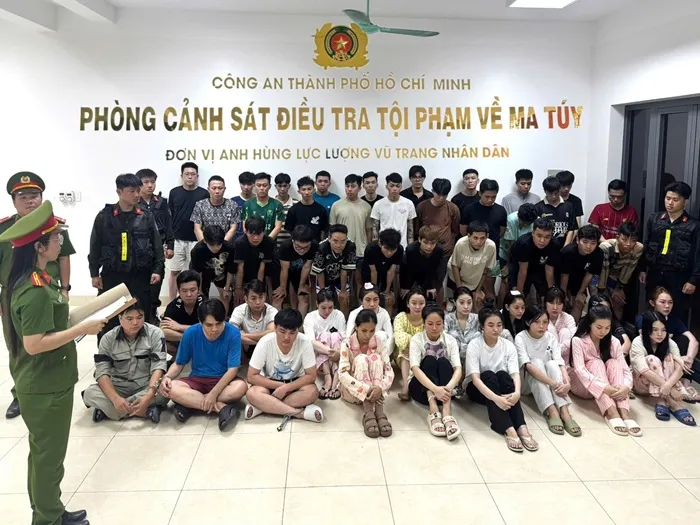 cong-an-tphcm-triet-pha-tu-diem-ma-tuy-tai-quan-bar-bat-giu-50-nguoi-1_11zon.webp Công an TP. HCM triệt phá tụ điểm ma tuý tại quán bar, bắt giữ 50 người