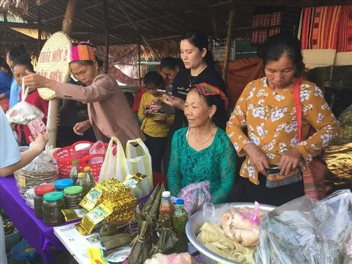 Nền tảng Agoda ngày 5/9/2025 công bố danh sách các điểm đến vùng núi và thị trấn nhỏ được tìm kiếm nhiều nhất châu Á, dựa trên dữ liệu từ 15/2 đến 15/8/2025 tại tám thị trường. Ba địa phương dẫn đầu là Cao nguyên Cameron (Malaysia), Khao Yai (Thái Lan), Puncak (Indonesia), tiếp theo là Fujikawaguchiko (Nhật Bản), Kenting (Đài Loan, Trung Quốc), Sa Pa (Việt Nam), Munnar (Ấn Độ), Pyeongchang-gun (Hàn Quốc). Trong đó, Sapa (tỉnh Lào Cai, Việt Nam) xếp vị trí thứ 6, số lượt tìm kiếm tăng 21%.  Nằm ở phía Tây Bắc Việt Nam, Sapa có độ cao trung bình 1.500 - 1.800m so với mực nước biển, cách thành phố Lào Cai 33km và khoảng 317km từ Hà Nội. Ngoài tuyến đường chính tại thành phố Lào Cai, du khách cũng có thể đến đây bằng quốc lộ 4D nối qua xã Bình Lư (huyện Tam Đường, tỉnh Lai Châu). Là địa danh miền núi nổi tiếng với ruộng bậc thang, bản làng dân tộc, Sapa chinh phục du khách bằng cảnh quan hùng vĩ của dãy Hoàng Liên Sơn cùng nét văn hóa địa phương đặc trưng. Đặc biệt, đỉnh Fansipan - “nóc nhà Đông Dương” trở thành biểu tượng không thể bỏ qua trong hành trình khám phá.   Thị trấn mờ sương nơi dãy Hoàng Liên hiện lên với ruộng bậc thang, sắc hoa theo mùa và nhịp sống bình dị của đồng bào vùng cao. Nguồn: baolaocai.vn Sapa bốn mùa thay đổi diện mạo, mang đến cảnh sắc riêng biệt khi xuân sang, hoa mận, hoa đào bung nở khắp núi rừng, phủ sắc hồng trắng dịu dàng lên từng bản làng. Vào mùa hè, sắc xanh biếc mạ non trải dài thửa ruộng bậc thang, ánh lên lấp lánh trong làn sương sớm. Mùa thu mang đến sắc vàng óng ả của lúa chín, thung lũng rực rỡ sắc màu trải rộng đến tận chân trời. Đông về, sương mù dày đặc giăng kín lối đi trên các cung đường Sapa, đôi khi điểm thêm lớp tuyết trắng hiếm hoi giữa vùng nhiệt đới, tạo nên trải nghiệm vừa lạ lẫm vừa kỳ thú. Sapa không chỉ mê hoặc lòng người bởi cảnh sắc thiên nhiên hùng vĩ, mà còn là không gian văn hóa đầy quyến rũ, nơi lưu giữ những lễ hội truyền thống đậm đà bản sắc. Đó là điệu múa, tiếng hát trong lễ hội Gầu Tào của người H'Mông; là âm thanh rộn rã của trống kèn và vòng xoay uyển chuyển trong lễ hội Roong Pooc của người Giáy; hay nghi thức Nhan Song thiêng liêng của người Dao đỏ để tạ ơn rừng, đồng thời nhắc nhở về ý thức gìn giữ màu xanh đại ngàn. Đặc biệt, nghệ thuật thêu dệt thổ cẩm tinh xảo bởi đồng bào H'Mông, Dao đã nâng tầm đời sống thường nhật thành tác phẩm di sản. Từng đường kim, mũi chỉ làm đẹp cho cuộc sống, thổi hồn vào đó bằng hoa văn cổ, biến tấm vải thành một bức tranh kể chuyện văn hóa độc đáo tại vùng sơn cước này. Bên cạnh cảnh quan thiên nhiên, các phiên chợ vùng cao với thổ cẩm, ẩm thực và nét sinh hoạt cộng đồng cũng góp phần tạo nên bản sắc của thị trấn miền núi này. Nguồn: dbndnghean.vn Việc Sapa lọt top điểm đến vùng núi là khu vực nhỏ hút khách hàng đầu châu Á góp phần khẳng định sức hấp dẫn riêng biệt của vùng đất Tây Bắc, nâng cao vị thế du lịch Việt Nam trên bản đồ quốc tế. Giữa ruộng bậc thang bạt ngàn, những cung đường trekking thử thách hay đời sống cộng đồng bản địa giàu bản sắc, Sapa hiện lên như hành trình vừa chân thực, vừa khác biệt, để lại trong lòng du khách ấn tượng khó quên. Minh Tri