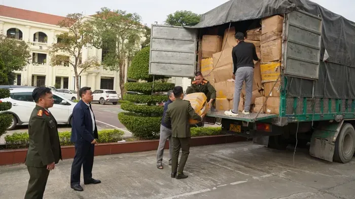 Việt Nam ph&aacute;t hiện đường d&acirc;y bu&ocirc;n 25 tấn mỹ phẩm giả từ Trung Quốc