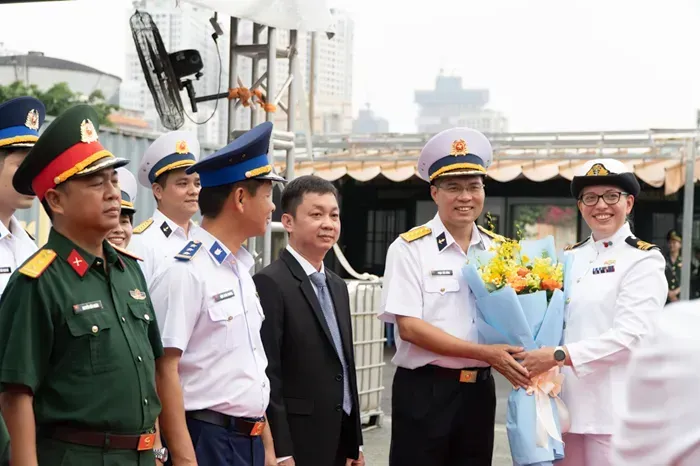 tau-hai-quan-hoang-gia-anh-them-viet-nam-thuc-day-hop-tac-hang-hai-3.webp Tàu Hải quân Hoàng gia Anh thăm Việt Nam, thúc đẩy hợp tác hàng hải