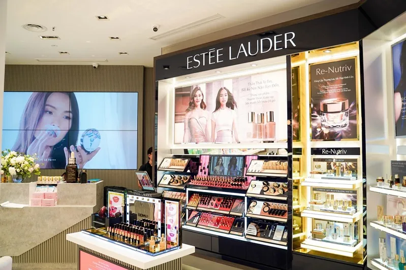 Est&eacute;e Lauder bị phạt v&igrave; b&aacute;n mỹ phẩm chứa &ldquo;ho&aacute; chất vĩnh cửu&rdquo;