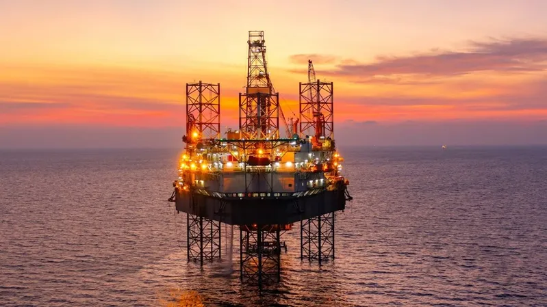 Gi&aacute; dầu thế giới vượt ngưỡng 100 USD/th&ugrave;ng, Tổng thống Trump l&ecirc;n tiếng 