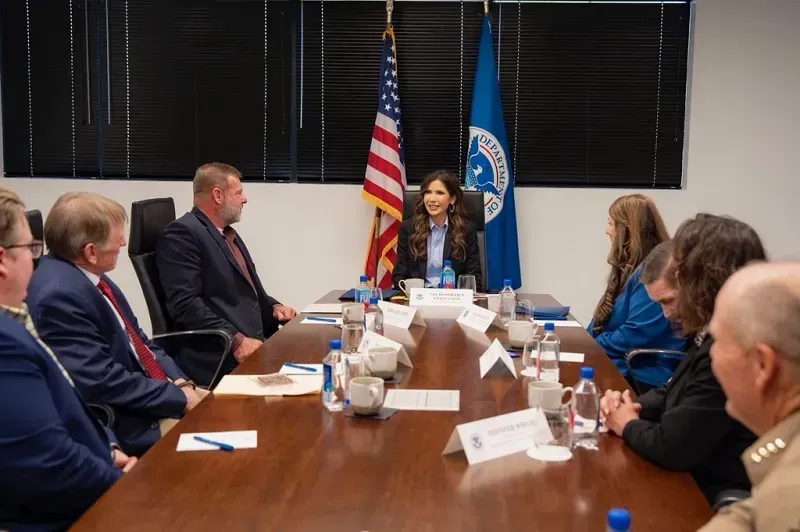 tiep-tuc-dung-dieu-tra-vu-chinh-quyen-trump-coi-thuong-toa-an-3.webp Tiếp tục dừng điều tra vụ chính quyền Trump coi thường toà án?