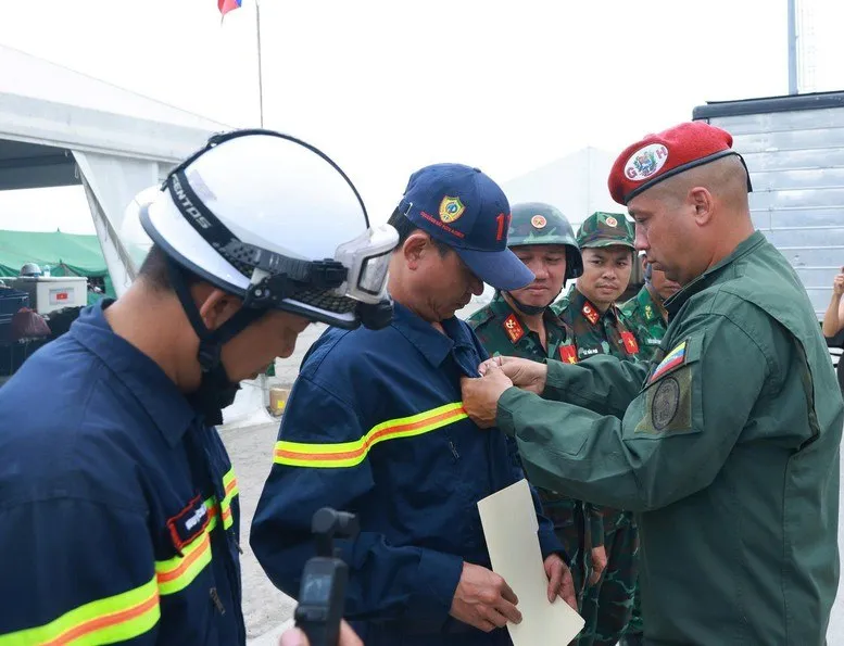 Ch&iacute;nh phủ Venezuela trao huy chương &ldquo;Anh h&ugrave;ng&rdquo; cho đo&agrave;n cứu hộ Việt Nam