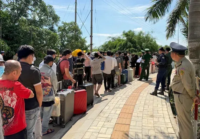 Campuchia trục xuất 98 c&ocirc;ng d&acirc;n Việt Nam li&ecirc;n quan lừa đảo trực tuyến 