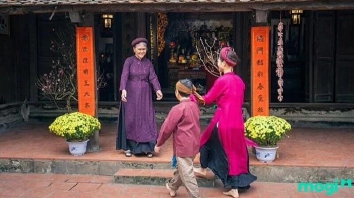 first_footing_on_tet_a_ritual_of_hope_and_blessings (1).webp First Footing on Tet: A Ritual of Hope and Blessings