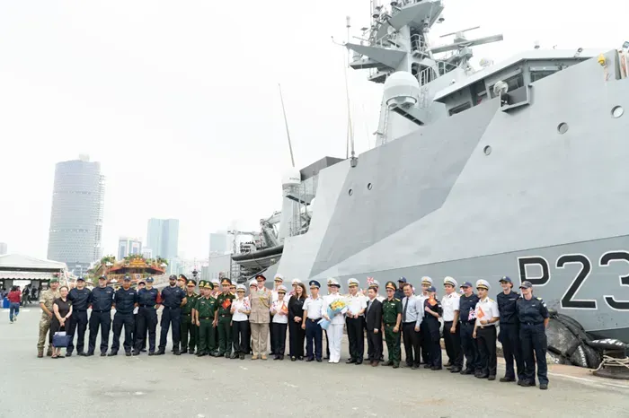 tau-hai-quan-hoang-gia-anh-them-viet-nam-thuc-day-hop-tac-hang-hai-2.webp Tàu Hải quân Hoàng gia Anh thăm Việt Nam, thúc đẩy hợp tác hàng hải