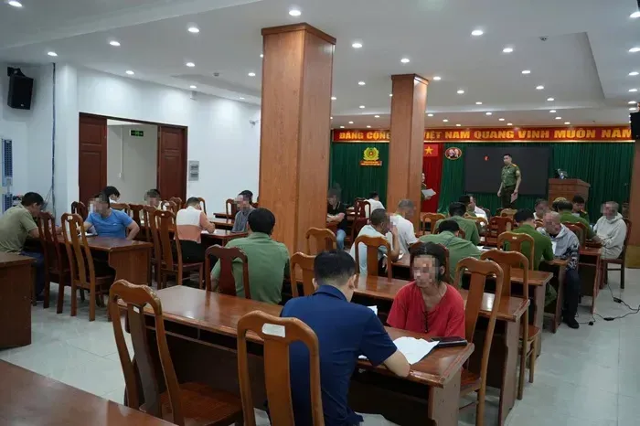 cong-an-tphcm-tiep-nhan-42-cong-dan-viet-nam-bi-hoa-ky-truc-xuat-2.webp Công an TP. HCM tiếp nhận 42 công dân Việt Nam bị Hoa Kỳ trục xuất