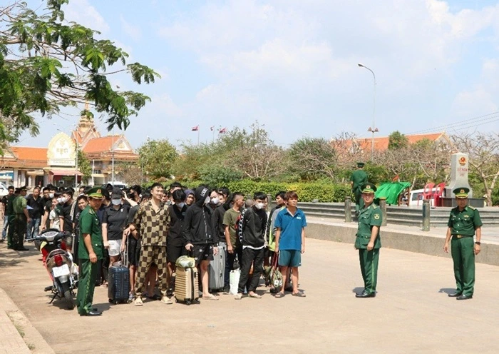 tiep-nhan-78-cong-dan-Viet-Nam-do-Campuchia-trao-tra-1.webp Tiếp nhận 78 công dân Việt Nam do Campuchia trao trả