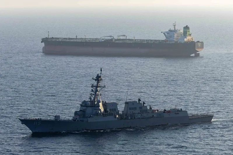 Iran cảnh b&aacute;o đ&aacute;p trả bất cứ b&ecirc;n n&agrave;o tiếp cận eo biển Hormuz