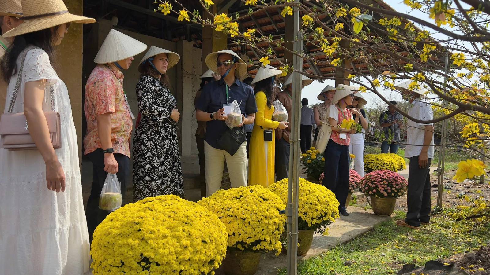 Tổng l&atilde;nh sự c&aacute;c nước tham gia Du xu&acirc;n hữu nghị tại Việt Nam