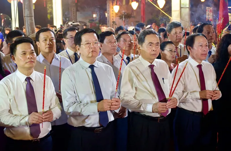 Chủ tịch Quốc hội tham dự khai hội mùa thu Côn Sơn
