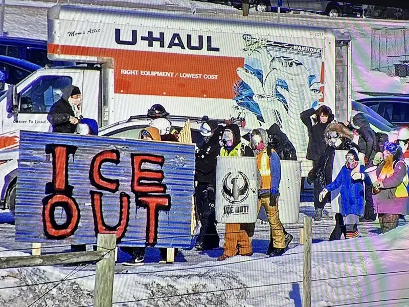 Ch&iacute;nh quyền &ocirc;ng Trump r&uacute;t 700 sĩ quan li&ecirc;n bang khỏi Minnesota