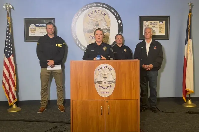 Xả súng gây thương vong tại Texas, FBI không loại trừ khả năng khủng bố Xả súng gây thương vong tại Texas, FBI không loại trừ khả năng khủng bố