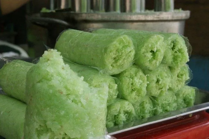 Bánh ống lá dứa: Thơm dịu lá dứa, ấm nồng khói bếp quê Bánh ống lá dứa: Thơm dịu lá dứa, ấm nồng khói bếp quê