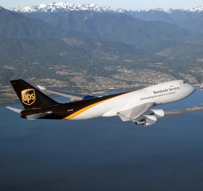 Máy bay chở hàng rơi bốc cháy dữ dội tại Hoa Kỳ