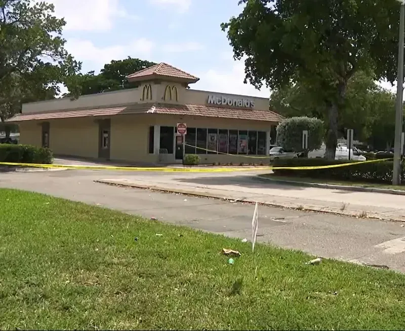 Florida: Tìm nghi phạm bắn 2 cha con bị thương tại cửa hàng McDonald’s