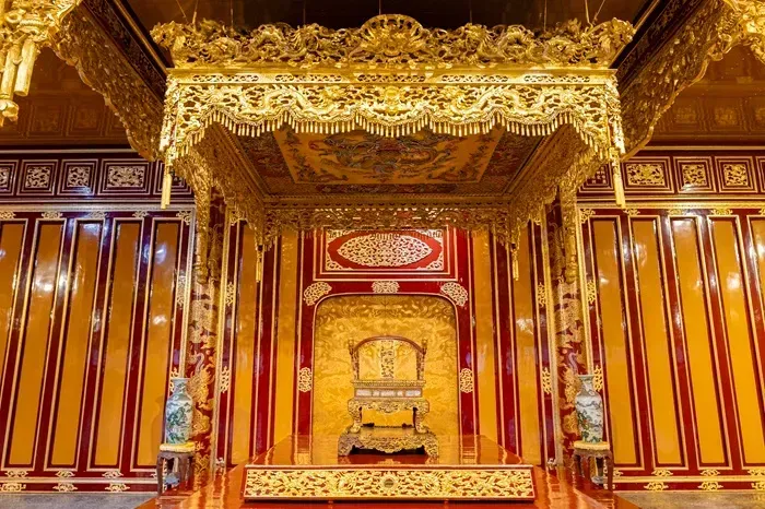 Đập ph&aacute; &ldquo;Ngai vua triều Nguyễn&rdquo;, người đ&agrave;n &ocirc;ng lĩnh 42 th&aacute;ng t&ugrave; 