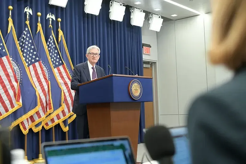 Chủ tịch Fed Jerome Powell tiếp tục ở lại cơ quan sau khi hết nhiệm kỳ