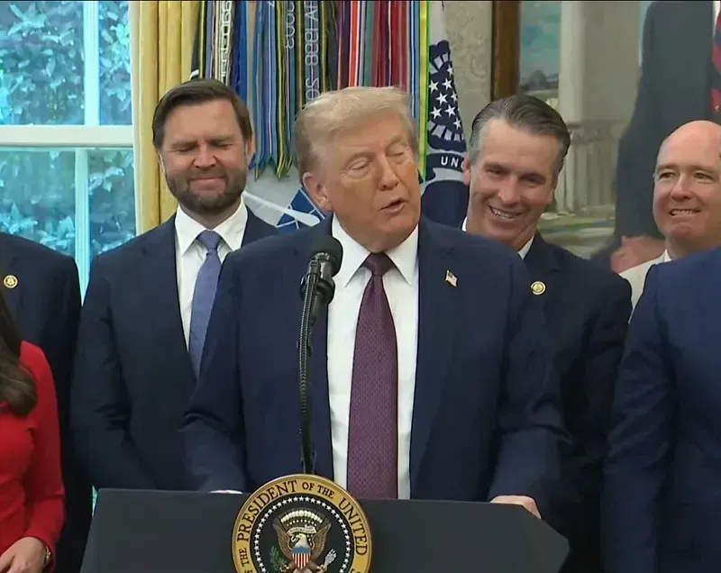 Trước tin đồn sức khỏe xuống dốc, ông Trump xuất hiện xua tan những lo ngại