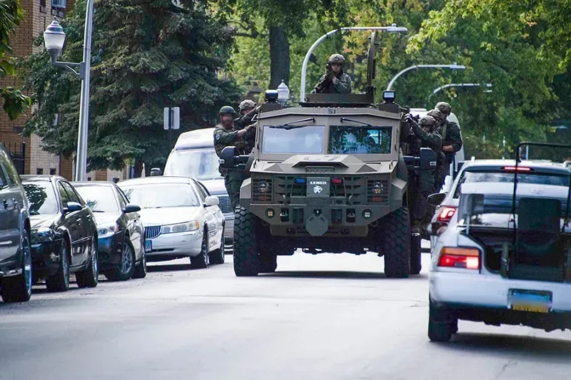 Kh&ocirc;ng truy tố 2 người đ&agrave;n &ocirc;ng bị c&aacute;o buộc h&agrave;nh hung nh&acirc;n vi&ecirc;n ICE