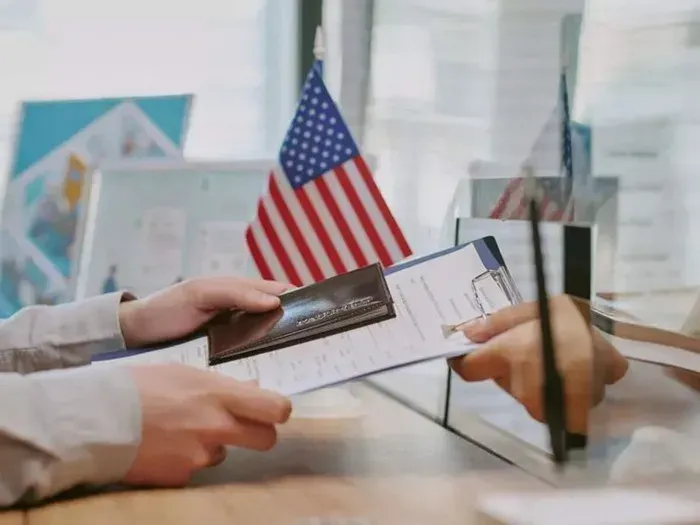 Hoa Kỳ nối lại xử l&yacute; hồ sơ visa định cư từng bị tạm dừng