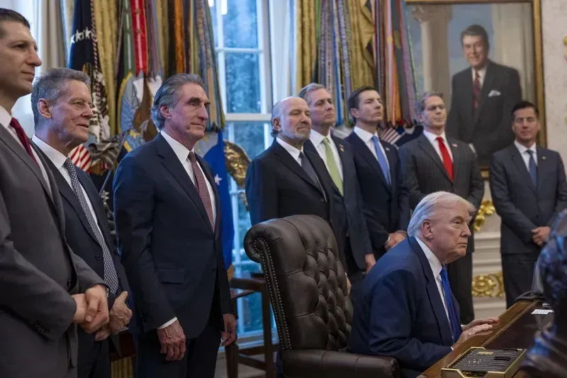 Trump đảo ngược quyết định đòi tăng thuế quan toàn cầu lên 15% Trump đảo ngược quyết định đòi tăng thuế quan toàn cầu lên 15%