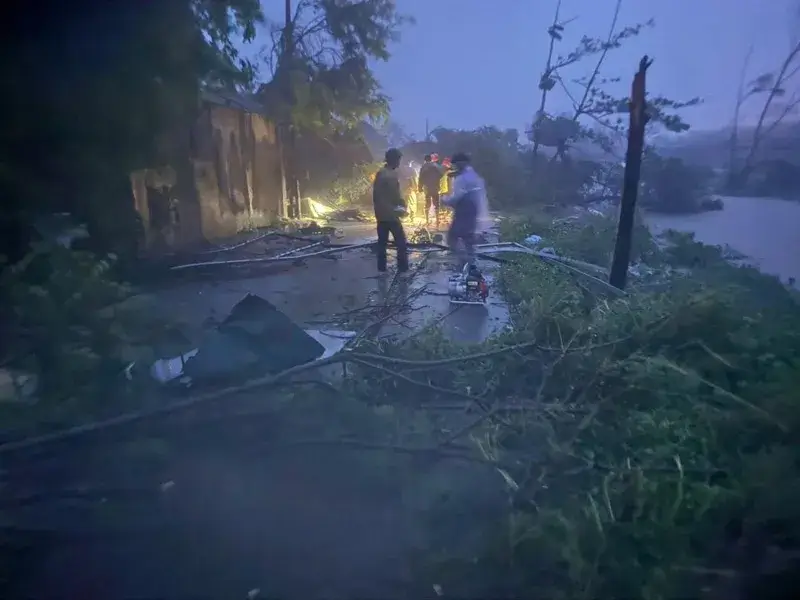 Bão Bualoi đổ bộ vào Việt Nam gây mưa lớn kèm gió mạnh