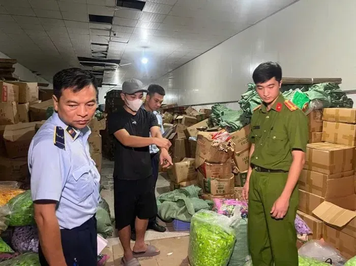 Hà Nội phát hiện gần 20 tấn bánh kẹo giả mạo hàng nhập khẩu