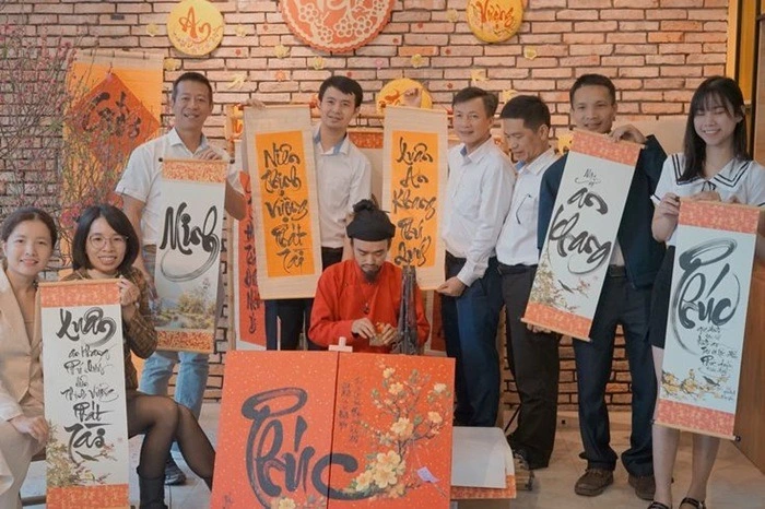 asking_for_calligraphy_at_lunar_new_year_a_timeless_vietnamese_cultural_tradition (2).webp Asking for Calligraphy at Lunar New Year: A Timeless Vietnamese Cultural Tradition