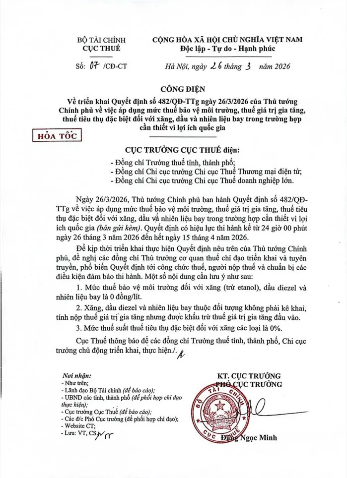 Ch&iacute;nh phủ Việt Nam miễn h&agrave;ng loạt loại thuế đối với xăng dầu 