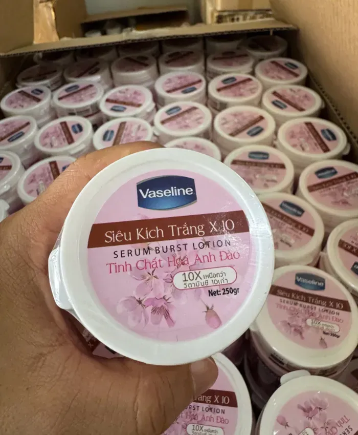 hinh-2.webp TP. HCM triệt phá đường dây làm kem trộn giả nhãn hiệu OLAY, Vaseline