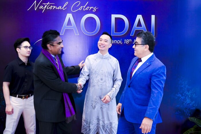 Lan tỏa tình yêu áo dài đến bạn bè quốc tế Lan tỏa tình yêu áo dài đến bạn bè quốc tế