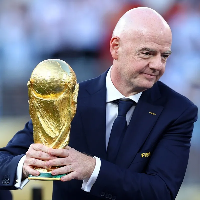 &Ocirc;ng Infantino bị c&aacute;o buộc &ldquo;tống tiền&rdquo;, FIFA triệu tập họp khẩn