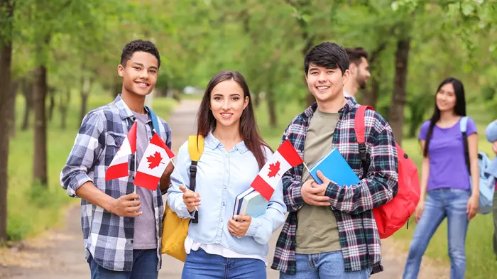 Canada cắt giảm gần một nửa lượng người đến tạm trú
