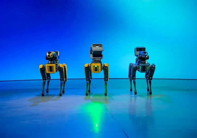 Sau găng tay điện, ICE tiếp tục công bố kế hoạch mua chó robot