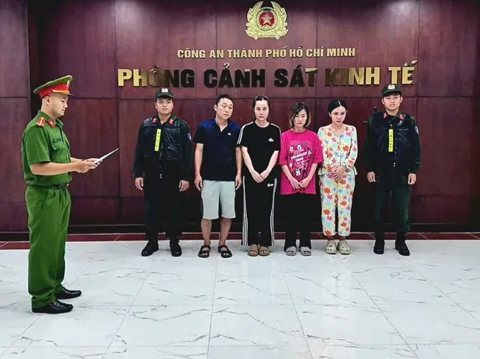Cận Tết B&iacute;nh Ngọ 2026: H&agrave;ng giả b&ugrave;ng ph&aacute;t, nhiều đường d&acirc;y lớn bị triệt ph&aacute;